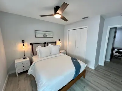 a bedroom with a bed and a ceiling fan at Villa Michloe - Steps from Wilton Drive in Fort Lauderdale