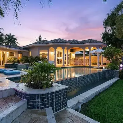 Infinity Luxury Waterfront Infinity Pool and Hot Tub SLEEPS 8