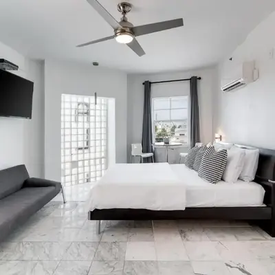 Best Location SOBE Top Floor 2 min to beach & fun