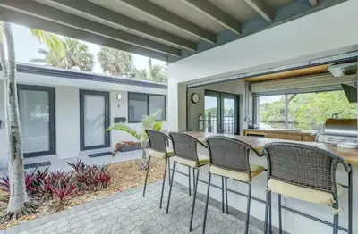 a kitchen and dining room with chairs and a table at Pool Free Wifi Parking Smart TV in Fort Lauderdale