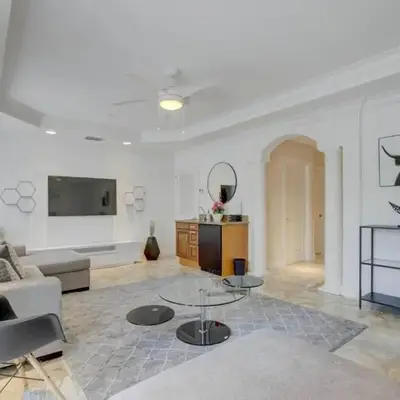 Private Patio Cali King Bed Walk to Las Olas