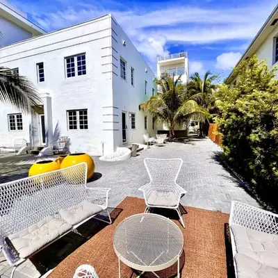 20 GUESTS LUXURIOUS SOUTH BEACH SUITE 2