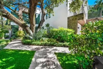 a garden with plants and a walkway at Villa Celine in Fort Lauderdale