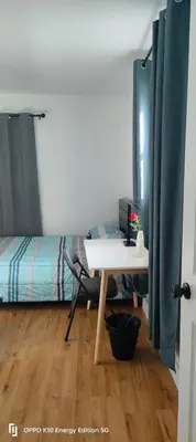 a room with a desk and a bed and a table at Edercozy in Miami