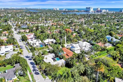 an aerial view of a city with palm trees at Magnificent Villa by Lake near Hollywood Beach in Hollywood