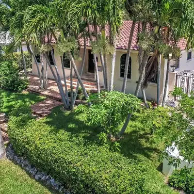 Magnificent Villa by Lake near Hollywood Beach