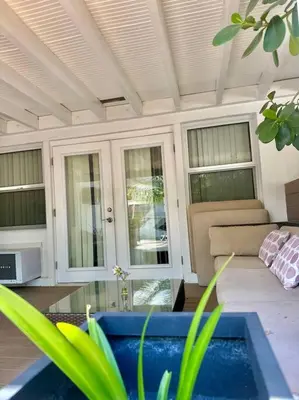 a living room with a couch and a table at Lugar encantador balcón vista al agua in North Miami Beach