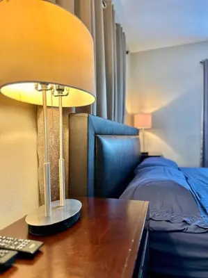 a lamp on a table next to a bed at Lugar encantador balcón vista al agua in North Miami Beach