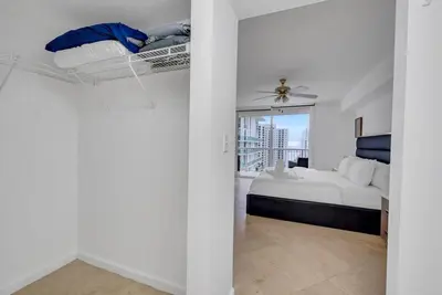 a bedroom with a bed and a ceiling fan at Ocean view 1BR Condo Brickell-FreeParking in Miami