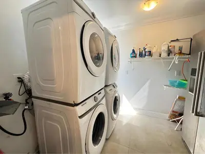 a laundry room with a washer and dryer at Spacious 4/4 Home Central To All Attractions in Hollywood