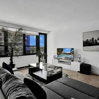 Cozy Miami Beach Condo Beach Service