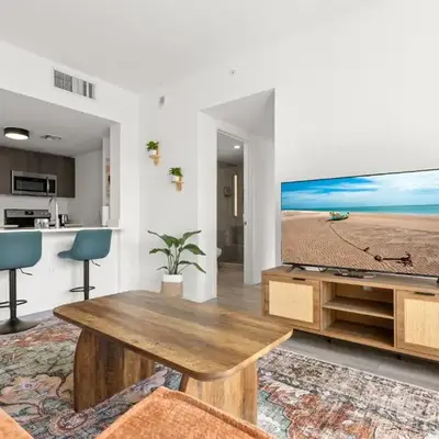 Breezy Stays Luxury Residences - near Kaseya Center