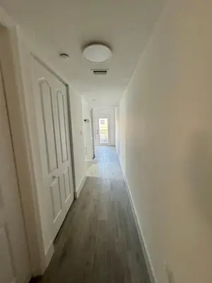 an empty hallway with a white door and a room at Apartamento en kendall Miami 2 Habitaciones y 3 baños in Miami