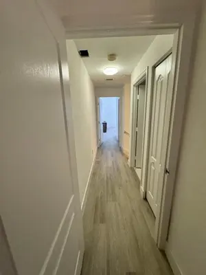 an empty hallway with a hallway leading to a room at Apartamento en kendall Miami 2 Habitaciones y 3 baños in Miami