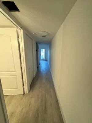 an empty hallway of an empty apartment with a door at Apartamento en kendall Miami 2 Habitaciones y 3 baños in Miami