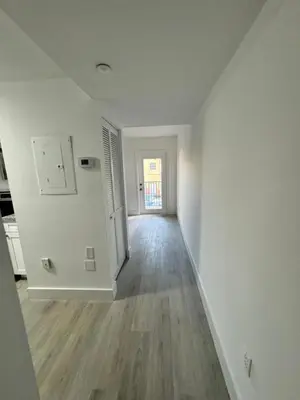 an empty living room with white walls and wood floors at Apartamento en kendall Miami 2 Habitaciones y 3 baños in Miami