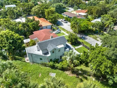 an aerial view of a house with a yard at Stunning Home LifeStyle Miami in Miami