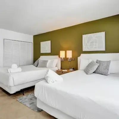 Cozy Beachfront 2 BDR Miami Beach Condo 1114