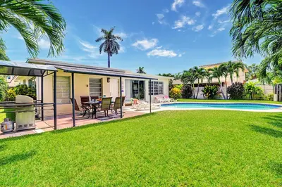 a house with a yard with a swimming pool at Best Area Spacious 4BR Heated Pool Mins To Beach in Hollywood