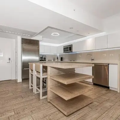 1 Hotel King Suite 1BR 1 5BA