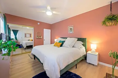 a bedroom with a large bed with orange walls at Apartamento justo en la playa in Hollywood