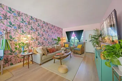a living room with a couch and a colorful wall at Apartamento justo en la playa in Hollywood