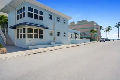 a blue house on the side of a street at Apartamento justo en la playa in Hollywood