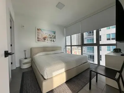a bedroom with a bed and a large window at Apartamento en Downtown Miami in Miami