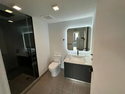 a bathroom with a toilet and a sink and a shower at Apartamento en Downtown Miami in Miami