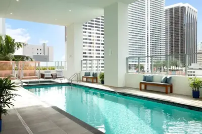 a swimming pool on the roof of a building at Apartamento en Downtown Miami in Miami