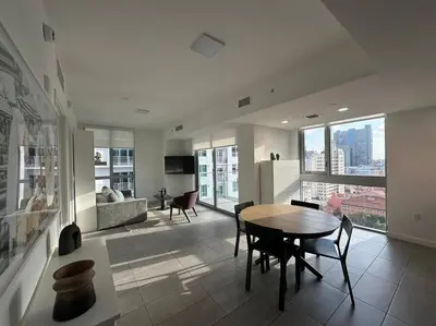 a living room with a table and chairs and a couch at Apartamento en Downtown Miami in Miami