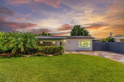 a house with a lawn in front of it at Hollywood Villa Luxury & Private Pool in Hollywood