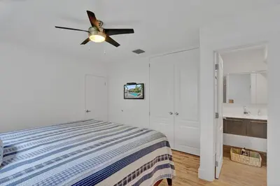 a bedroom with a bed and a ceiling fan at Daddy House-victoria Park With Pool in Fort Lauderdale