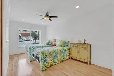 a bedroom with two beds and a ceiling fan at Daddy House-victoria Park With Pool in Fort Lauderdale