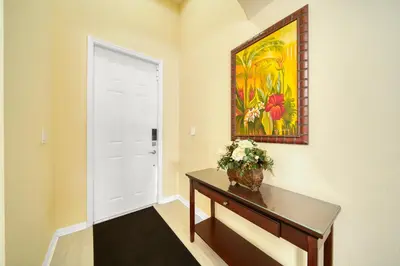 a room with a table and a painting on the wall at Casa grande con piscina-Palmetto Eliptic Miami- in Tamiami