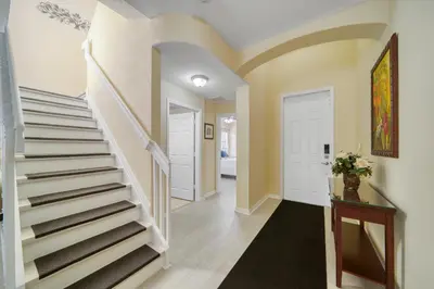 a hallway with stairs in a home at Casa grande con piscina-Palmetto Eliptic Miami- in Tamiami