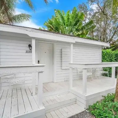 Renovated Grove Bungalow -near Coconut Grove
