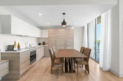 a kitchen and dining room with a table and chairs at Nido del amor in Hollywood