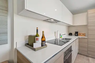 a kitchen with a counter with two bottles of wine at Nido del amor in Hollywood