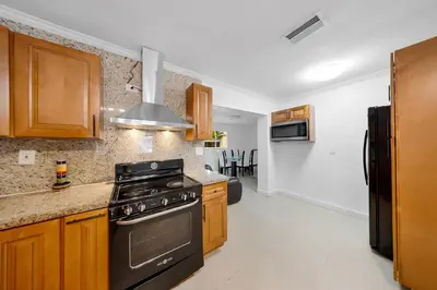 a kitchen with a stove and a refrigerator at Casa Neisy Florida 10 minutes from Hollywood Beach and Hard Rock Hotel & Casino Hollywood in Hollywood