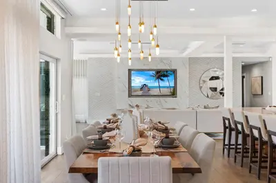 a dining room with a table and chairs and a dining room at Villa Seminole in Fort Lauderdale