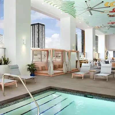 NEW Luxury Downtown Apartment - Gym Pool Workspace