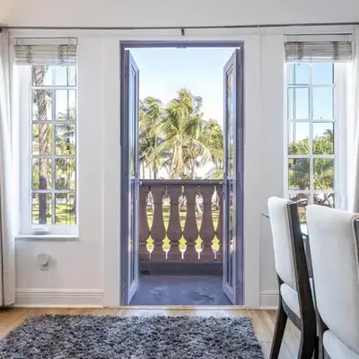Ocean Drive apartment w Balcony Walk to the Beach