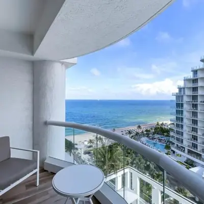 Stylish Oceanview Apartment Prime Location