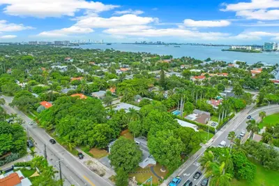 an aerial view of a city with the water at Spacious Retreat with Green Areas 8 ppl in Miami