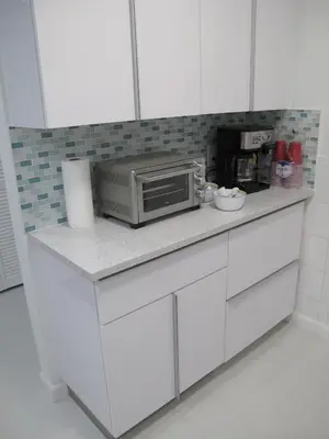 a microwave on a counter in a kitchen at Downtown Hollywood Boutique Hotel in Hollywood