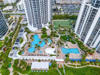 an aerial view of a resort with tall buildings at Lujoso apartamento en playa de Sunny Isles Beach in Sunny Isles Beach