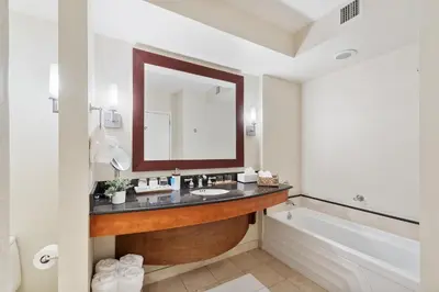 a bathroom with a sink and a tub and a mirror at Lujoso apartamento en playa de Sunny Isles Beach in Sunny Isles Beach