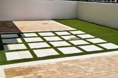 a room with a grassy area and a white wall at Comfortable Studio suites in downtown Doral in Miami
