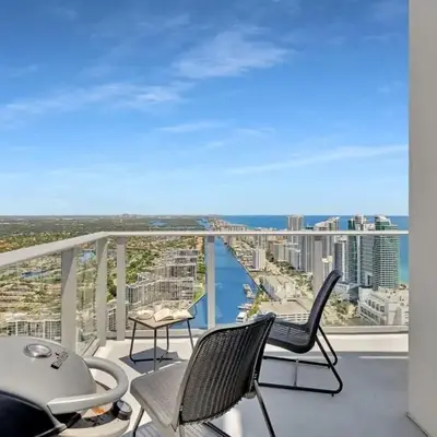 Luxury Penthouse -Awesome Views-Pools - Free Parking